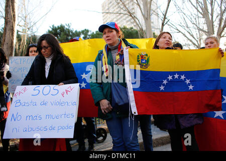 Madrid, Spanien. 19. Februar 2014. Demonstranten anzeigen venezolanischen Fahnen und Banner gegen Gewalt in Venezuela während einer Protestaktion gegen die venezolanische Regierung in Madrid. Hundert der venezolanischen Bürger und Mitglieder der neuen Generationen von der Partido popular (PP), (NNGG) versammelten sich vor der Botschaft von Venezuela in Madrid '' Demokratie, Freiheit und Sicherheit"in diesem Land behauptet, unter Bezugnahme auf die Reihe von Protesten gegen Maduros-Regierung, die gewalttätig und letzte Woche drei Todesopfer und weiter nach 6 Tagen in dem südamerikanischen Land Credit : ZUMA Press, Inc./Alamy Live Stockfoto