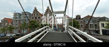 Gravestenenbrug, eine berühmte Zugbrücke über Flusses Spaarne, Haarlem, Nordholland, Niederlande. Stockfoto