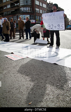 Sarajevo, Bosnien. 19. Februar 2014. Demonstration vor dem Präsidentenpalast am 14. Tag der Proteste gegen die hohe Arbeitslosigkeit, Korruption der Eliten und Privatisierung der Stoffe im ganzen Land. Demonstranten fordern das Eingreifen der EU zur Lösung dieser Krise. Die Demonstranten waren etwa hundert heute und haben Angst, dass ihre Zahl zu verringern. Studenten sind nicht zahlreich an den Protesten, weil sie von der Universität erpresst werden. Bildnachweis: Aurore Belot/NurPhoto/ZUMAPRESS.com/Alamy Live-Nachrichten Stockfoto