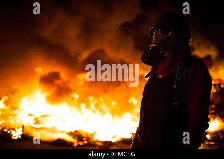 Kiew, Ukraine. 18. Februar 2014. Anti-Regierungs-Demonstranten Zusammenstoß mit der Polizei während der Sturm der Platz der Unabhängigkeit. Flammen verschlungen die wichtigsten Anti-Regierungs-Protest-Camp auf dem Unabhängigkeitsplatz am Dienstag als Polizei Demonstranten, die im Zuge der blutigsten Auseinandersetzungen in drei Monaten Proteste zwingen wollten. Der berühmte Platz verwandelte sich in ein Kriegsgebiet als Bereitschaftspolizei bewegt sich langsam durch Opposition Barrikaden aus mehreren Richtungen schleudern betäuben Granaten und mit Wasserwerfern, um Demonstranten zu löschen. © Emeric Fohlen/NurPhoto/ZUMAPRESS.com/Alamy Live-Nachrichten Stockfoto