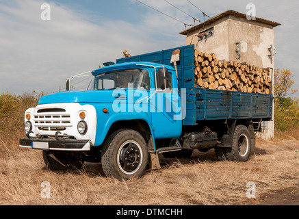 Laden von gefälltem Holz in einem LKW Stockfoto