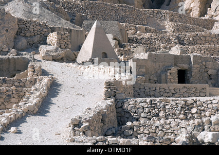 Arbeitnehmers Dorf Deir el Medina: Grab in Form von kleinen Pyramide. Stockfoto