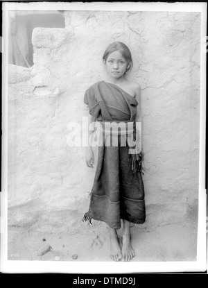 Hopi indische Mädchen draußen, Oraibi, Arizona, ca.1900 Stockfoto