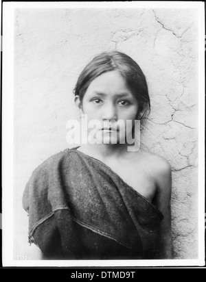 Hopi indische Mädchen draußen, Oraibi, Arizona, ca.1900 Stockfoto