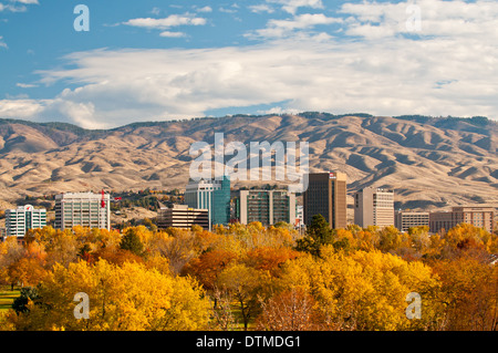 City of Boise Skyline in fall colors with Ann Morrison Park in the Foreground and Mountains Beyond, Boise, Idaho, USA Stockfoto