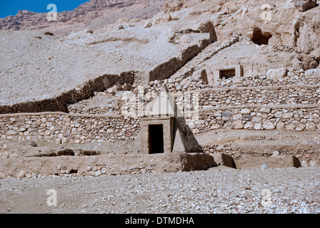 Workers Dorf Deir el Medina: Grab in Form von kleinen Pyramide Stockfoto