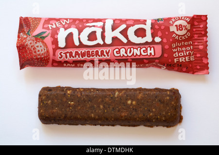 Gluten Weizen Molkerei kostenlos neue Nakd Erdbeer Crunch Rohkost Crunchies & Mutter Bar mit Inhalt entfernt auf weißem Hintergrund Stockfoto