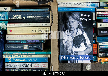 Boxen von secondhand Taschenbücher vor einem Geschäft in Edinburgh, Schottland, Großbritannien. Stockfoto