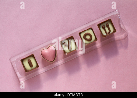 Thorntons ich liebe Sie einzelne Pralinen auf rosa Hintergrund isoliert - ideal für Valentinstag, Valentinstag Stockfoto