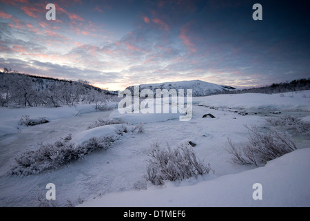 Einen gefrorenen Schnee bedeckten Fluss in den Bergen in der Nähe von Tromsø, Norwegen Stockfoto