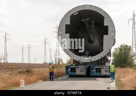 Transport von Mega-Installation bis zur Raffinerie Stockfoto