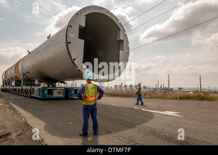 Transport von Mega-Installation bis zur Raffinerie Stockfoto