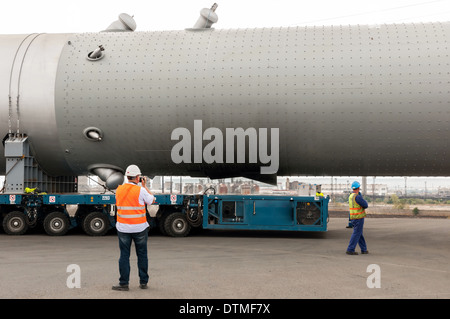 Transport von Mega-Installation bis zur Raffinerie Stockfoto