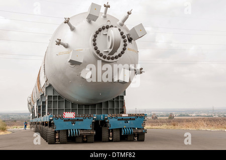 Transport von Mega-Installation bis zur Raffinerie Stockfoto