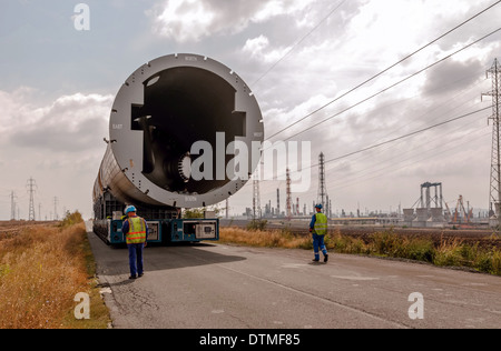 Transport von Mega-Installation bis zur Raffinerie Stockfoto