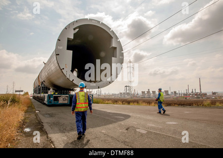 Transport von Mega-Installation bis zur Raffinerie Stockfoto