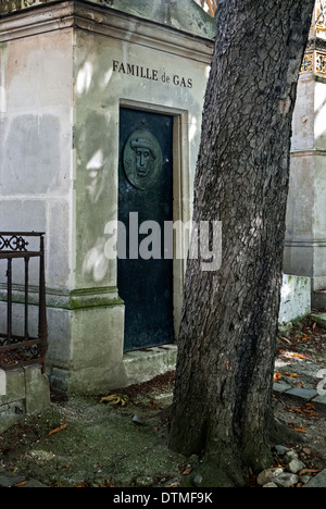 Das Gewölbe der Adelsfamilie de Gas in Montmartre-Friedhof ist auch die letzte Ruhestätte von Edgar Degas (1834-1917). Stockfoto