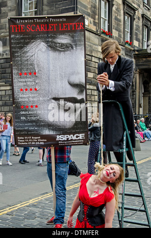 Darsteller von Livewire Theater "The Scarlet Letter" auf der High Street Fringe Festival 2013 vermehrt zu fördern. Stockfoto