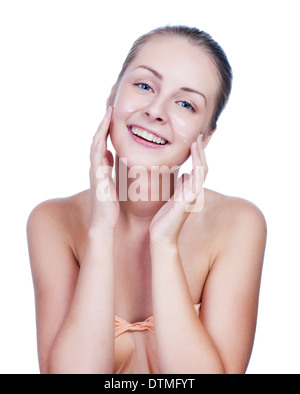 Schöne Frau kümmert sich um die Haut-Gesicht - posiert im Studio isoliert auf weiss Stockfoto