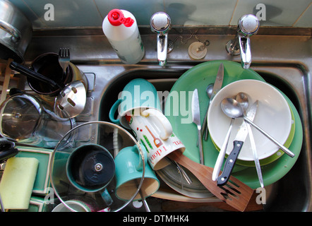 Spülbecken mit schmutzigen Töpfen, England, Großbritannien Stockfoto