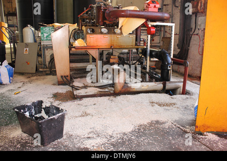 Ein Diesel Kraftstoff auslaufen in einem Kesselhaus mit Saugeinlagen und Granulat aufsaugen und enthält das Auslaufen Stockfoto