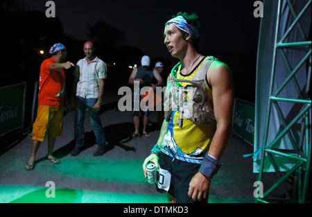 Nick Hollon nach Fertigstellung erst in 2014 100 k Ultramarathon "Fuego y Agua", auf der Insel Ometepe, Nicaragua Stockfoto