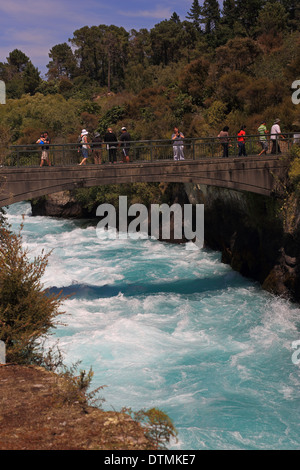 Menschen auf der Brücke gerade Wasser geht über Huka Falls, Waikato River Wairakei Park in der Nähe von Taupo, Nordinsel, Neuseeland Stockfoto