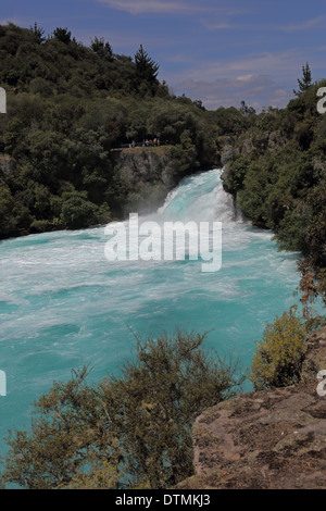 Menschen beobachten Wasser geht über Huka Falls, Waikato River Wairakei Park in der Nähe von Taupo, Nordinsel, Neuseeland Stockfoto