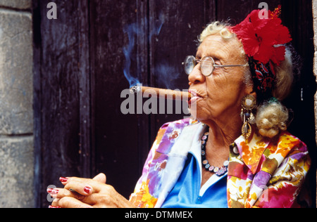Frau mit Zigarre, Havanna, Kuba Stockfoto