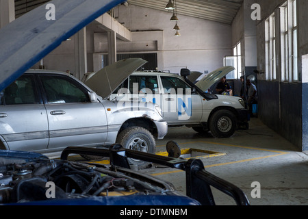 UN-Fahrzeuge in Kabul Werkstatt repariert wird Stockfoto