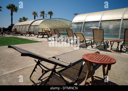 Schwimmen Pool und Sonnenliegen Stockfoto