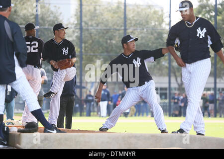 Tampa, Florida, USA. 15. Februar 2014. Masahiro Tanaka, Hiroki Kuroda (Yankees) MLB: New York Yankees Kannen (L-R) CC Sabathia, Masahiro Tanaka, Hiroki Kuroda und Ivan Nova Praxis in der Bullpen bei George M. Steinbrenner Field in Tampa, Florida, Vereinigte Staaten von Amerika. © Thomas Anderson/AFLO/Alamy Live-Nachrichten Stockfoto