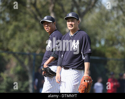 Tampa, Florida, USA. 15. Februar 2014. Hiroki Kuroda, Masahiro Tanaka (Yankees) MLB: Krug Hiroki Kuroda (L) und Masahiro Tanaka von der New York Yankees am ersten Tag das Team Frühling Baseball Trainingslager in George M. Steinbrenner Field in Tampa, Florida, Vereinigte Staaten von Amerika. © Thomas Anderson/AFLO/Alamy Live-Nachrichten Stockfoto