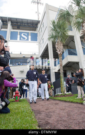 Tampa, Florida, USA. 15. Februar 2014. Hiroki Kuroda, Masahiro Tanaka (Yankees) MLB: Krug Hiroki Kuroda (L) und Masahiro Tanaka von der New York Yankees geben Sie während des ersten Tages das Team Frühling Baseball Trainingslager in George M. Steinbrenner Field in Tampa, Florida, Vereinigte Staaten von Amerika. © Thomas Anderson/AFLO/Alamy Live-Nachrichten Stockfoto