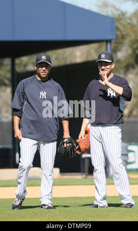 Tampa, Florida. USA. 17. Februar 2014. Hiroki Kuroda, Masahiro Tanaka(Yankees) MLB: Hiroki Kuroda (L) und Masahiro Tanaka von der New York Yankees während die Teams Frühling Baseball Trainingscamp in George M. Steinbrenner Field in Tampa, Florida. USA. © Thomas Anderson/AFLO/Alamy Live-Nachrichten Stockfoto