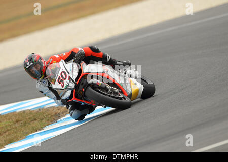 Phillip Island, Australien. Freitag, 21. Februar 2014. Der Franzose Sylvain Guintoli an Bord seiner Aprilia RSV4 1000 Factory Superbike während des freien Trainings auf Phillip Island Runde der Superbike-Weltmeisterschaft 2014. Regen und nasser Strecke sah Fahrer nur wenige Runden vor dem Ende im Training. Bildnachweis: Russell Hunter/Alamy Live-Nachrichten Stockfoto