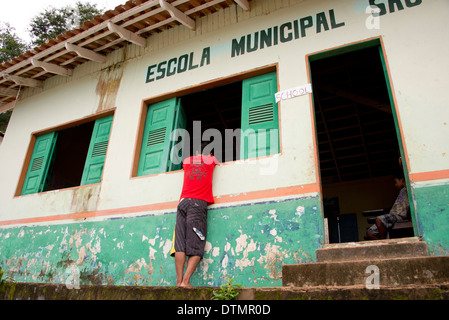 Brasilien, Amazonas, Boca da Valeria. Kleine ländliche Schulhaus liegt am Ufer des Flusses Valeria tief in den Amazonas. Stockfoto