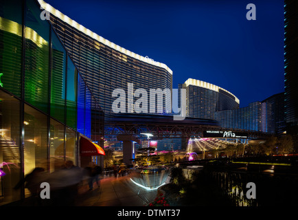 Eine dramatische horizontale Nacht Blick auf den Haupteingang des Aria Resort and Casino in Las Vegas, Nevada Stockfoto