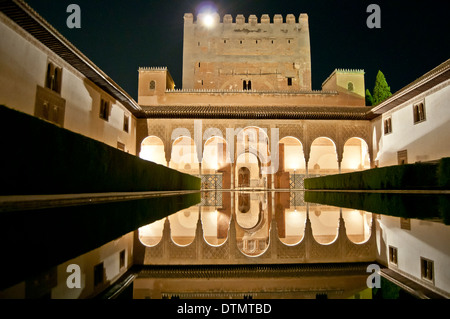 Alhambra-Palast und seine Reflexion auf einem Wasserspiegel eines seiner zahlreichen Garten im innen bei Nacht. Stockfoto