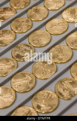 1 Unze Gold Eagle Barren und Beweis Münze Produktion an der West Point Mint. Stockfoto