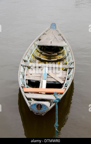 Brasilien, Amazonas, Rio Tapajos, Santarem. Einsamer Holzboot. Stockfoto