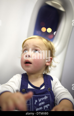 Junge Passagiere im Flugzeug. Stockfoto