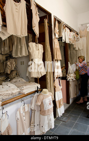 Brasilien, Fortaleza. Emcetur touristisches Zentrum, Handwerkermarkt, untergebracht in einem ehemaligen Gefängnis. Natürliche Baumwolle Kleidung Lieferanten. Stockfoto