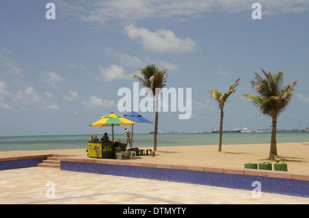 Brasilien, Fortaleza. Futuro, Strand beliebt, die Fronten die Innenstadt entlang der Avenida Dioguinho. Stockfoto