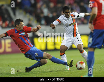 Pilsen, Tschechische Republik. 20. Februar 2014. Von links: Marian Cisovsky von Pilsen und Douglas Costa von Shakhtar abgebildet, während Europa League Runde der letzten 32 Hinspiel Fussball Spiel FC Viktoria Plzen Vs Schachtjor Donezk in Pilsen, Tschechische Republik, Donnerstag, 20. Februar 2014. Bildnachweis: Petr Eret/CTK Foto/Alamy Live-Nachrichten Stockfoto