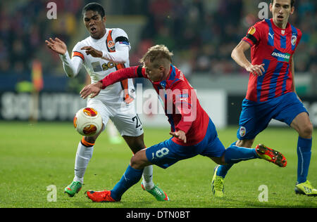 Pilsen, Tschechische Republik. 20. Februar 2014. Von links: Douglas Costa (Donezk), David Limbersky, Tomas Horava von Viktoria Plzen abgebildet während Europa League 32 ersten Bein Fußballspiel FC Viktoria Plzen Vs Schachtjor Donezk in Pilsen, Tschechische Republik, Donnerstag, 20. Februar 2014. Bildnachweis: Michal Kamaryt/CTK Foto/Alamy Live-Nachrichten Stockfoto