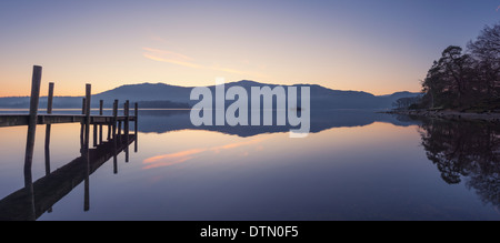 Ein vollkommen ruhig See bei Sonnenaufgang, Derwent Wasser, Cumbria, England, UK. Stockfoto