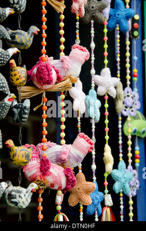 Brasilien, Parati (Paraty). Koloniale Altstadt, UNESCO. Typische Strick hängenden Souvenir dekorative Vögel und Blumen. Stockfoto