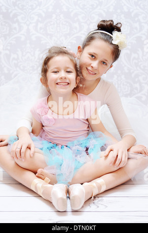 Süße junge Schwestern während Ballett Probe Stockfoto
