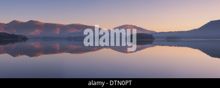 Ein vollkommen ruhig See bei Sonnenaufgang, Derwent Wasser, Cumbria, England, UK. Stockfoto